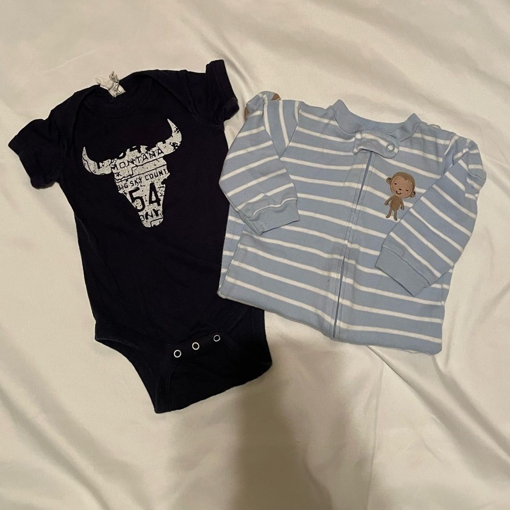 🐶🐶Carters size 6 months bundle of two onsie and footies🐶🐶